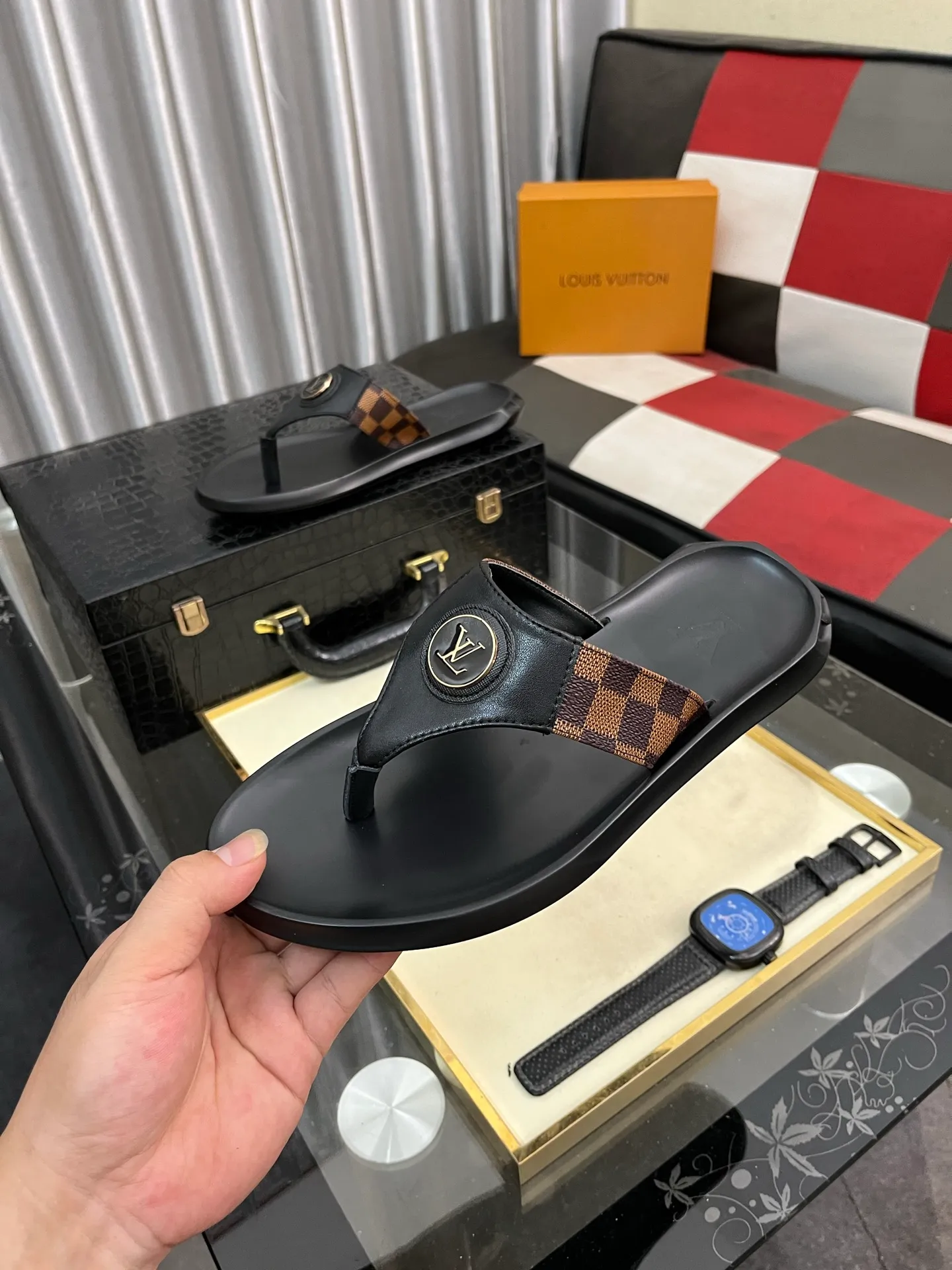 Men's shoes 💰260⌚️⌚️lv-Louis Vuitton) new men's sandals, high-end boutique, exquisite embossed logo decoration on the upper, fine workmanship, super soft soles, casual, loose and comfortable, a must-have in summer! \nsize: 38-443️⃣Colors available